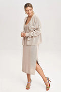 ensemble féminin moderne robe midi cardigan boléro maille fine beige écrue ajustée oversize décolleté plongeant fente latérale manches longues nouée