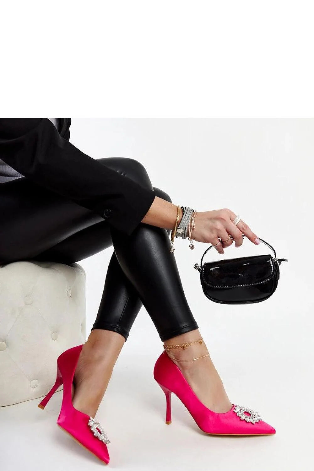 escarpins talons aiguilles bout pointu satin fuchsia broche bijou cristaux scintillants glamour sophistiqué silhouette élancée finition brillante polyvalents