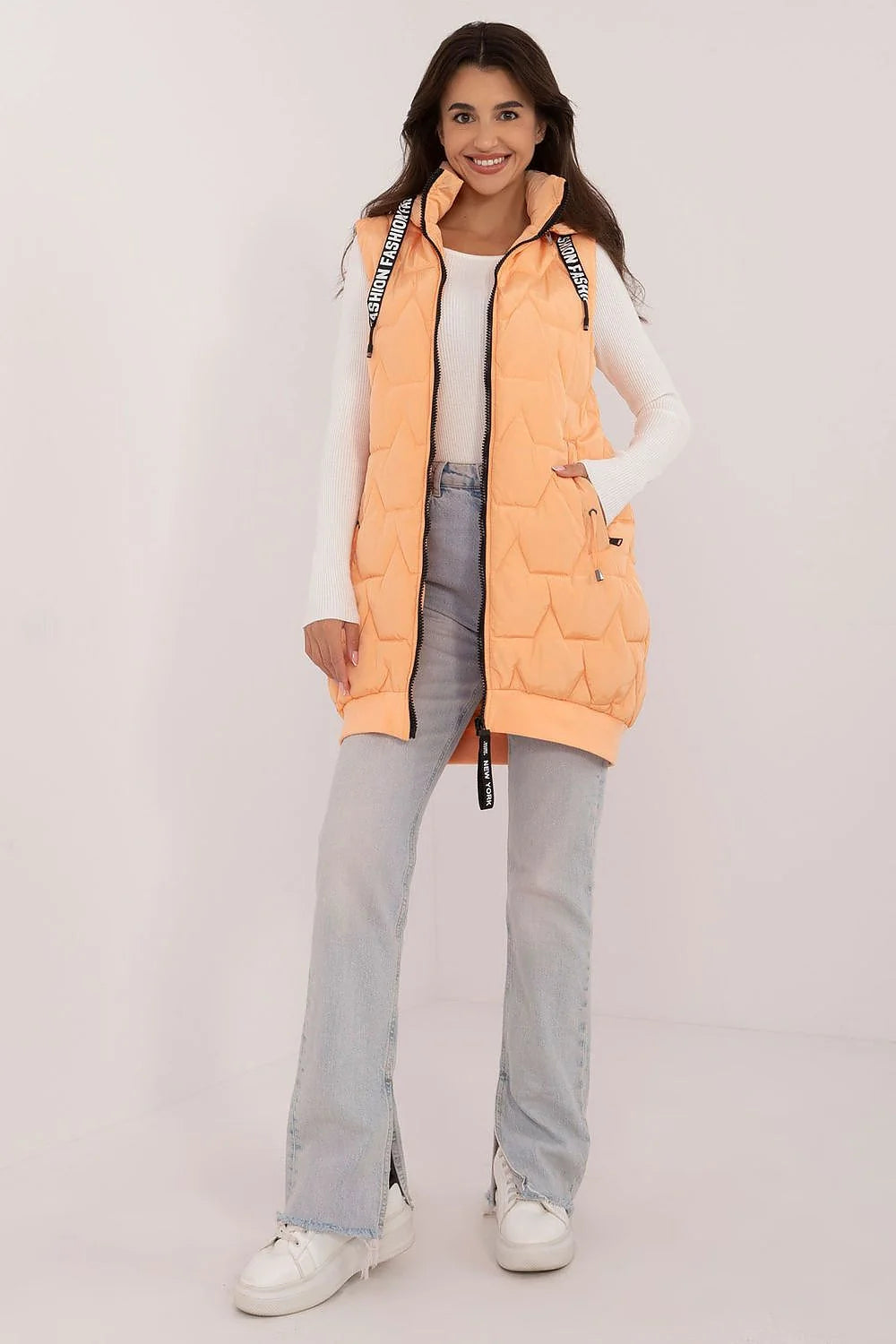 Gilet sans manches pour femme matelassé couleur pêche douce polyester rembourré capuche amovible fermeture éclair noire poches zippées moderne urban style