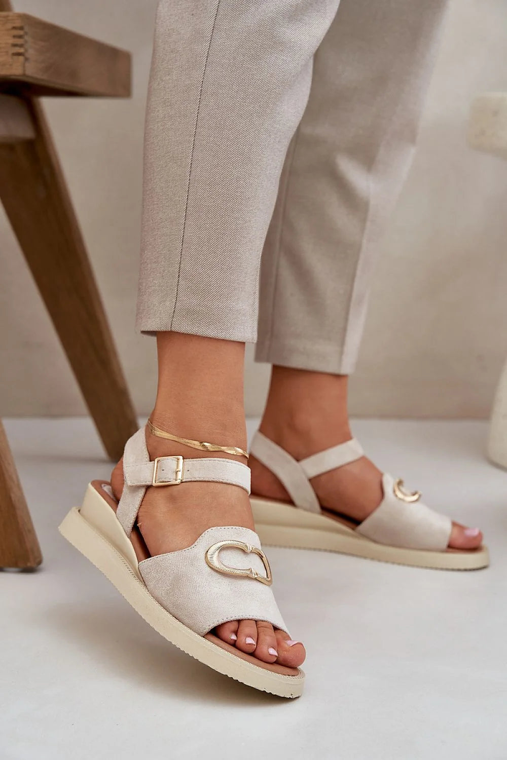 sandales vegan Jezzi daim beige plateforme compensée semelle crantée légère lanières larges sangle réglable boucle dorée anneau bijou