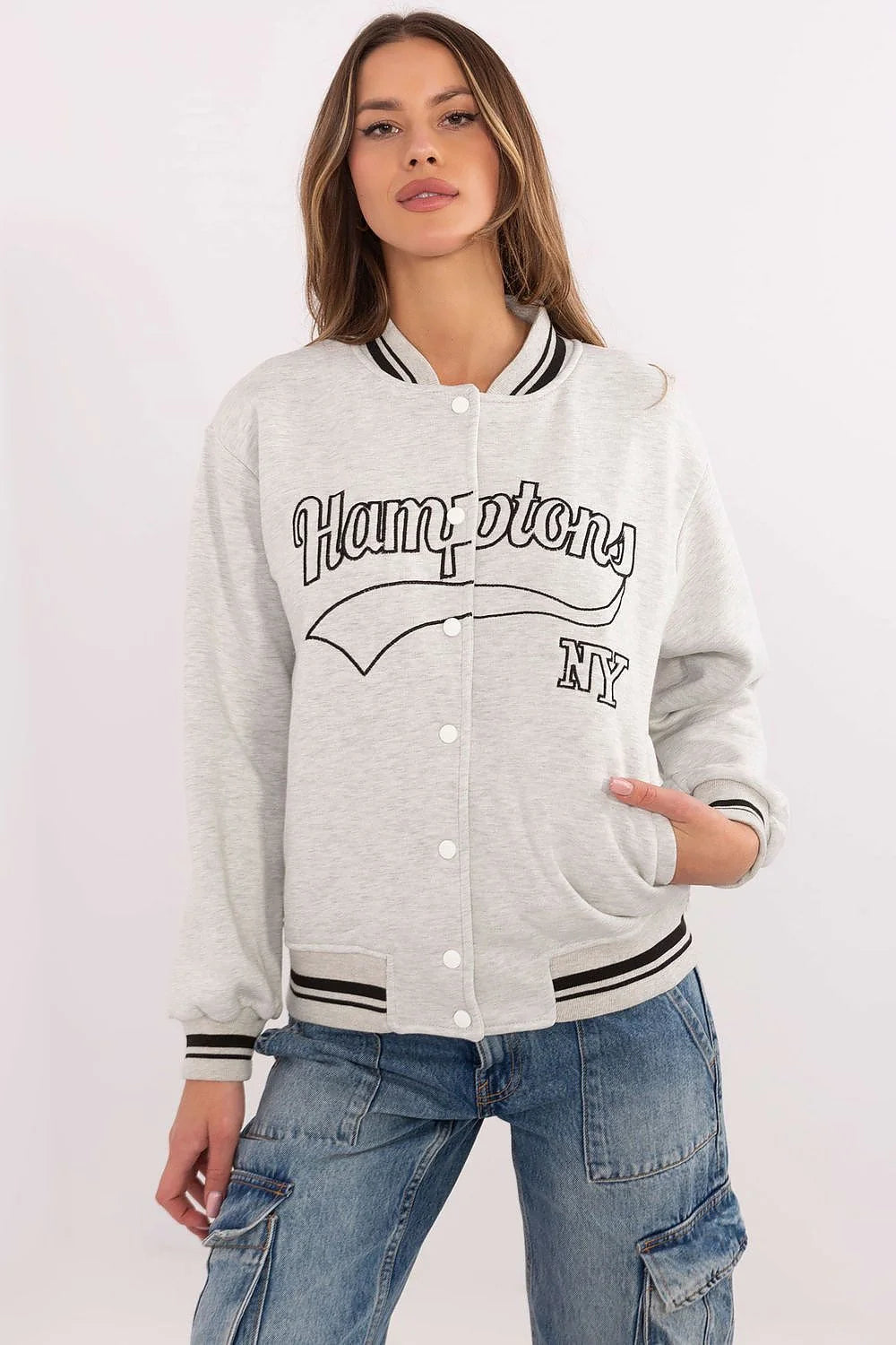 Veste universitaire pour femme blouson sportif motif Hamptons NY gris clair coupe classique manches longues poches inclinées