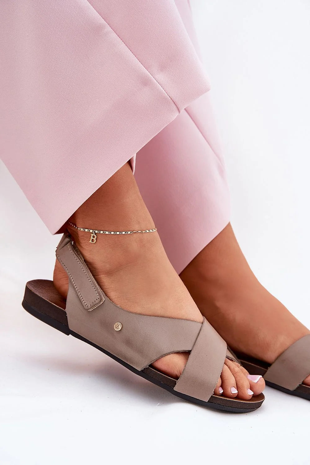 sandales féminines modernes élégantes taupe cuir végétalien brides croisées bride arrière réglable fermeture scratch semelle rembourrée caoutchouc antidérapante rivet doré