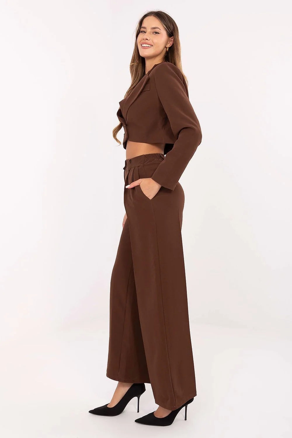 ensemble tailleur femme blazer cropped marron croisé double boutonnage revers crantés épaulettes structurées pantalon taille haute jambe large poches