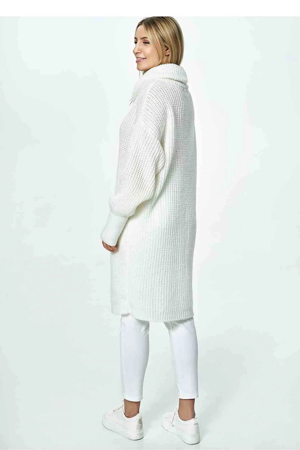 Pull long pour femme en mélange de laine, style moderne, col roulé épais, manches longues, texture maille large, couleur blanc cassé, coupe ample, finitions côtelées, idéal pour les saisons froides