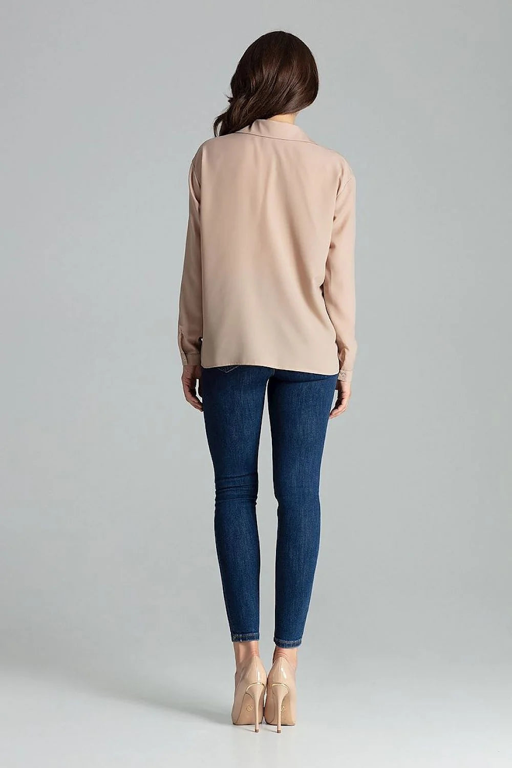 Chemise élégante pour femme en tissu fluide beige manches longues style classique et polyvalent