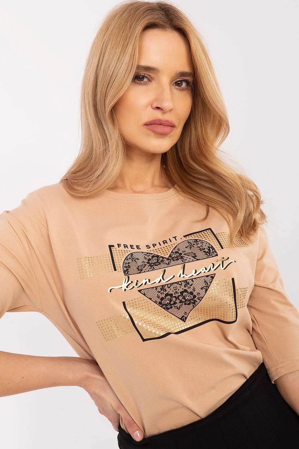 T-shirt féminin casual longueur standard manches 3/4 col rond imprimé Free Spirit Kind Heart motifs dentelle cœur doré coton élasthanne beige