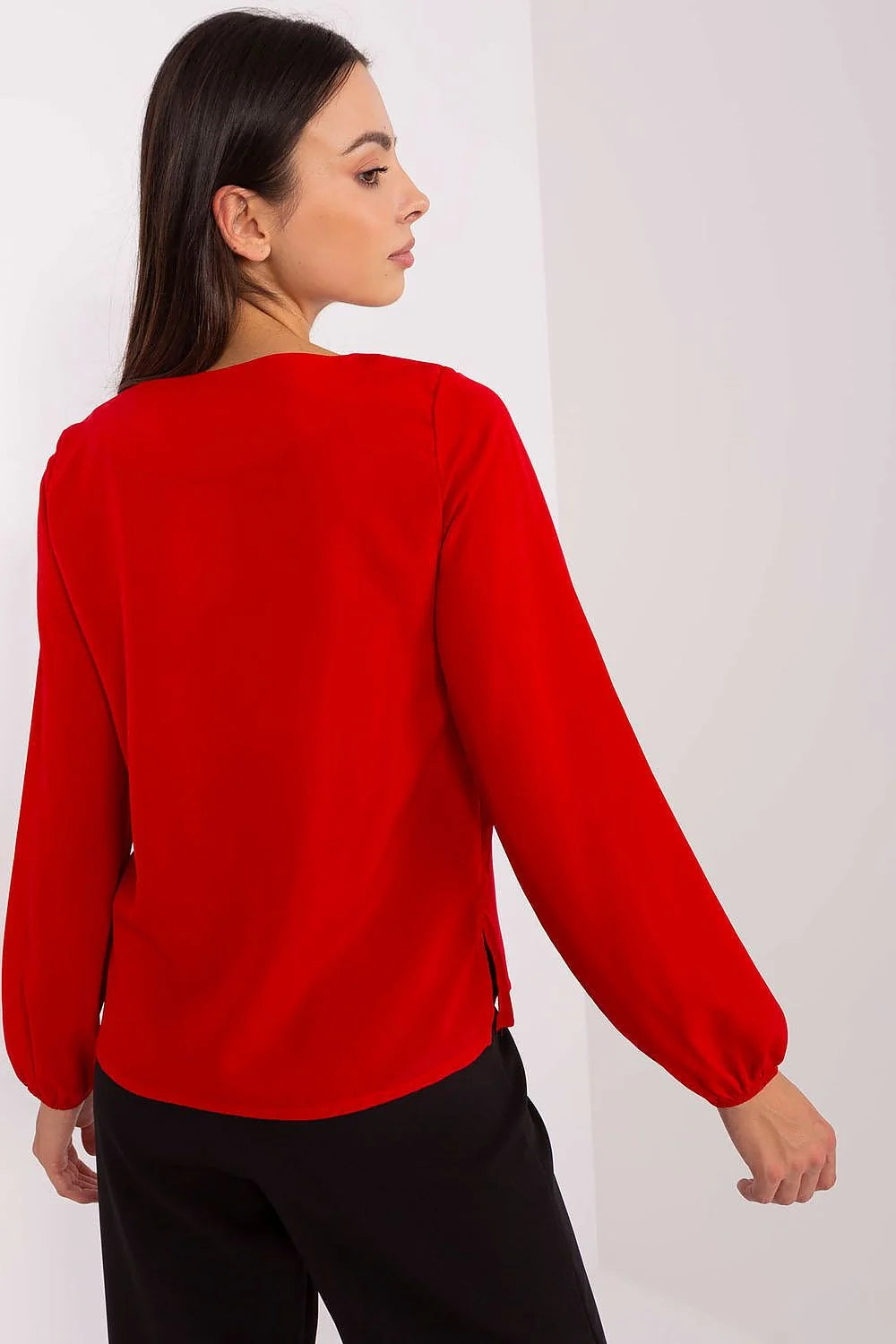 chemisier femme rouge vif coupe droite tissu fluide volant vertical plissé perles nacrées manches bouffantes poignets élastiqués col rond élégant