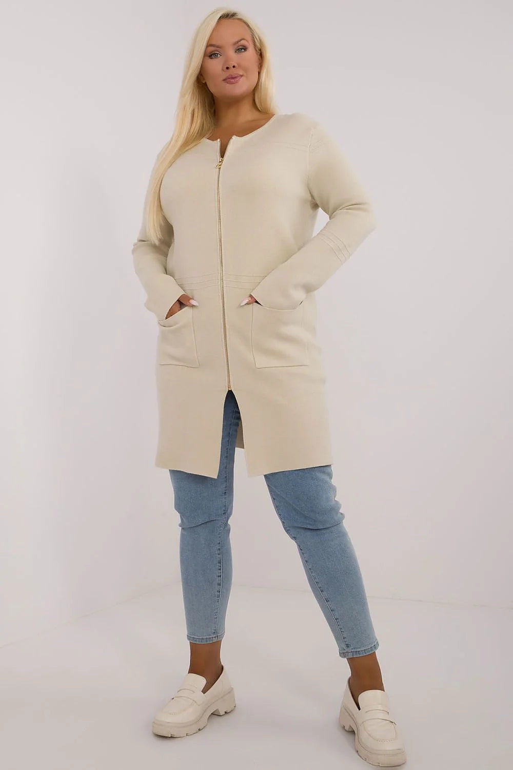 cardigan long femme beige maille douce confortable coupe droite mi cuisse col rond manches longues zippé poches plaquées