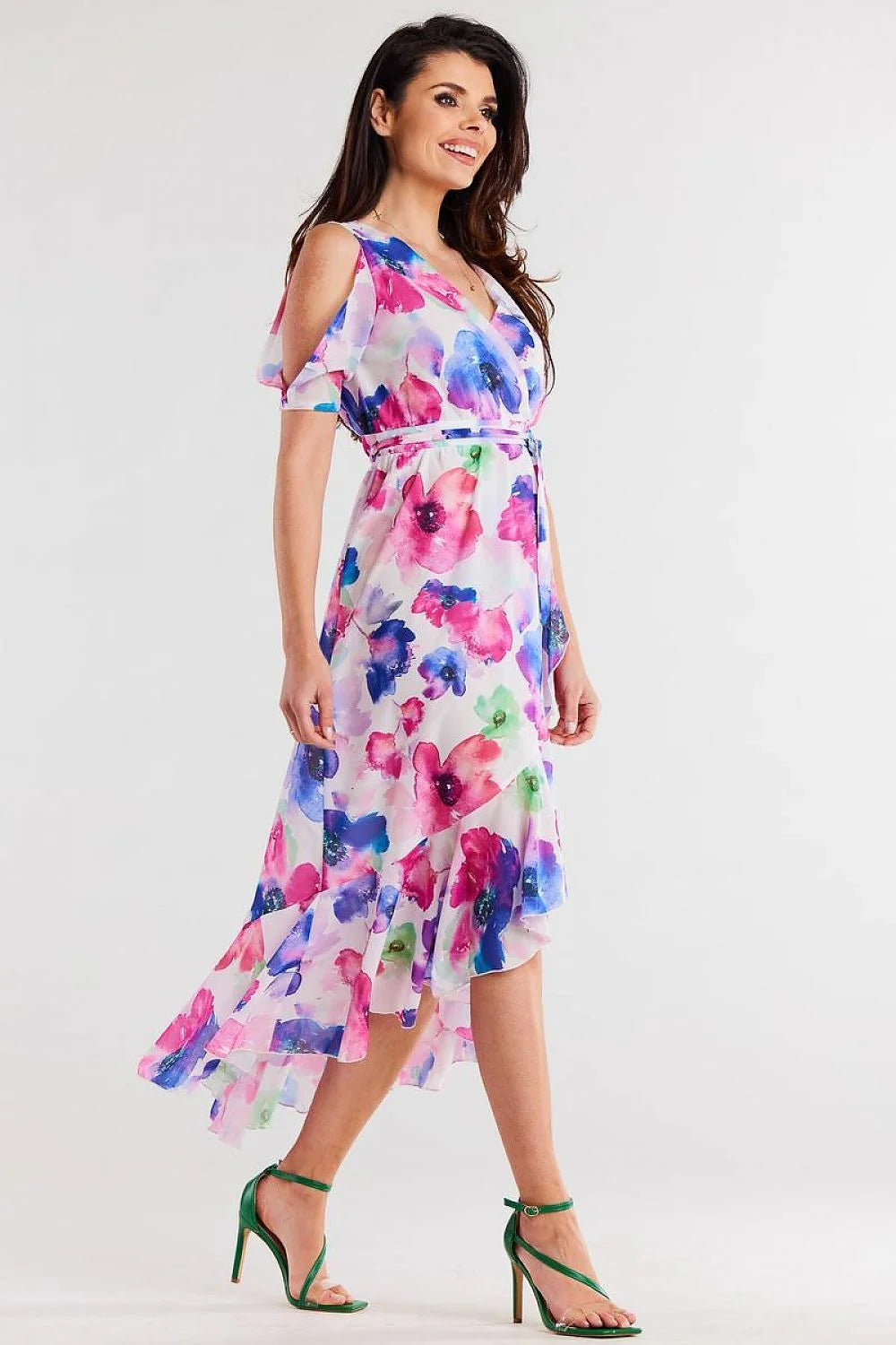 robe estivale awama imprimé floral aquarelle rose violet bleu fond blanc mousseline léger fluide asymétrique portefeuille ceinturée nouée volants midi