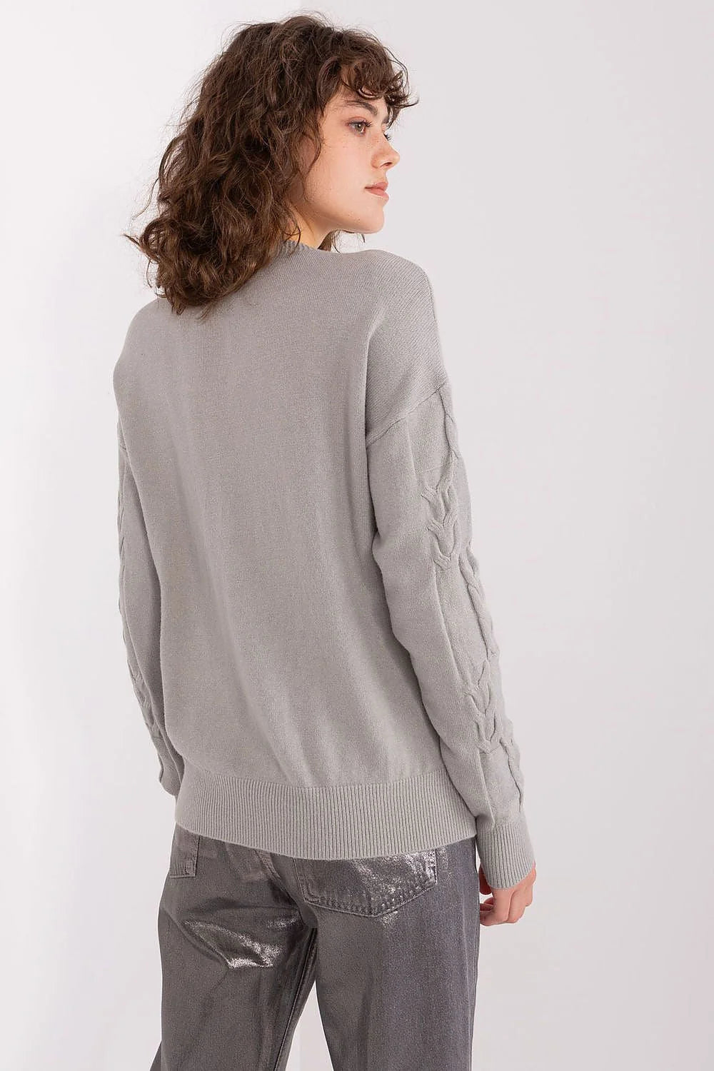 pull torsadé maille douce gris clair col rond manches longues coupe ample côtelé poignets ourlet torsades verticales confortable polyvalent chic
