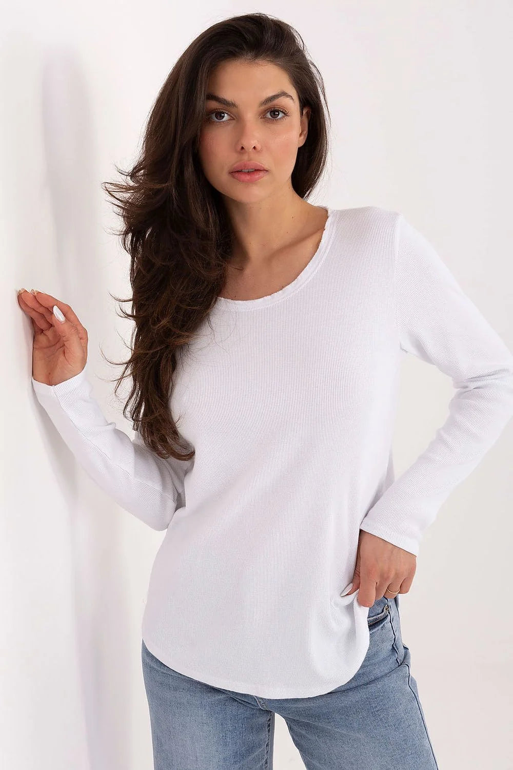 chemisier côtelé longsleeve manches longues coton élasthanne stretch ajusté silhouette col rond broderie discrète dos basique intemporel minimaliste confortable décontracté