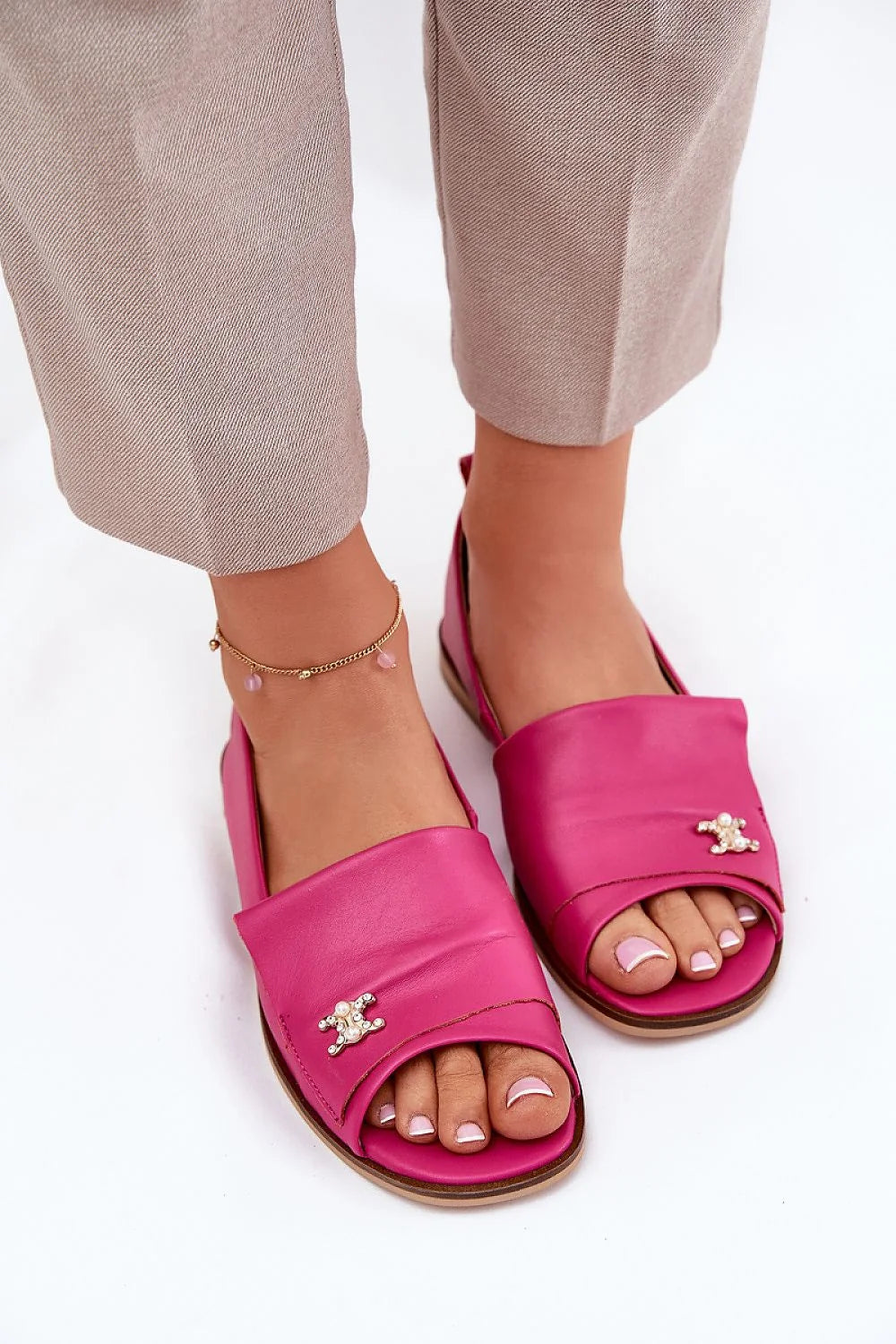 Sandales femmes design moderne élégant cuir synthétique rose vif broches dorées perles_open toe mule été confort