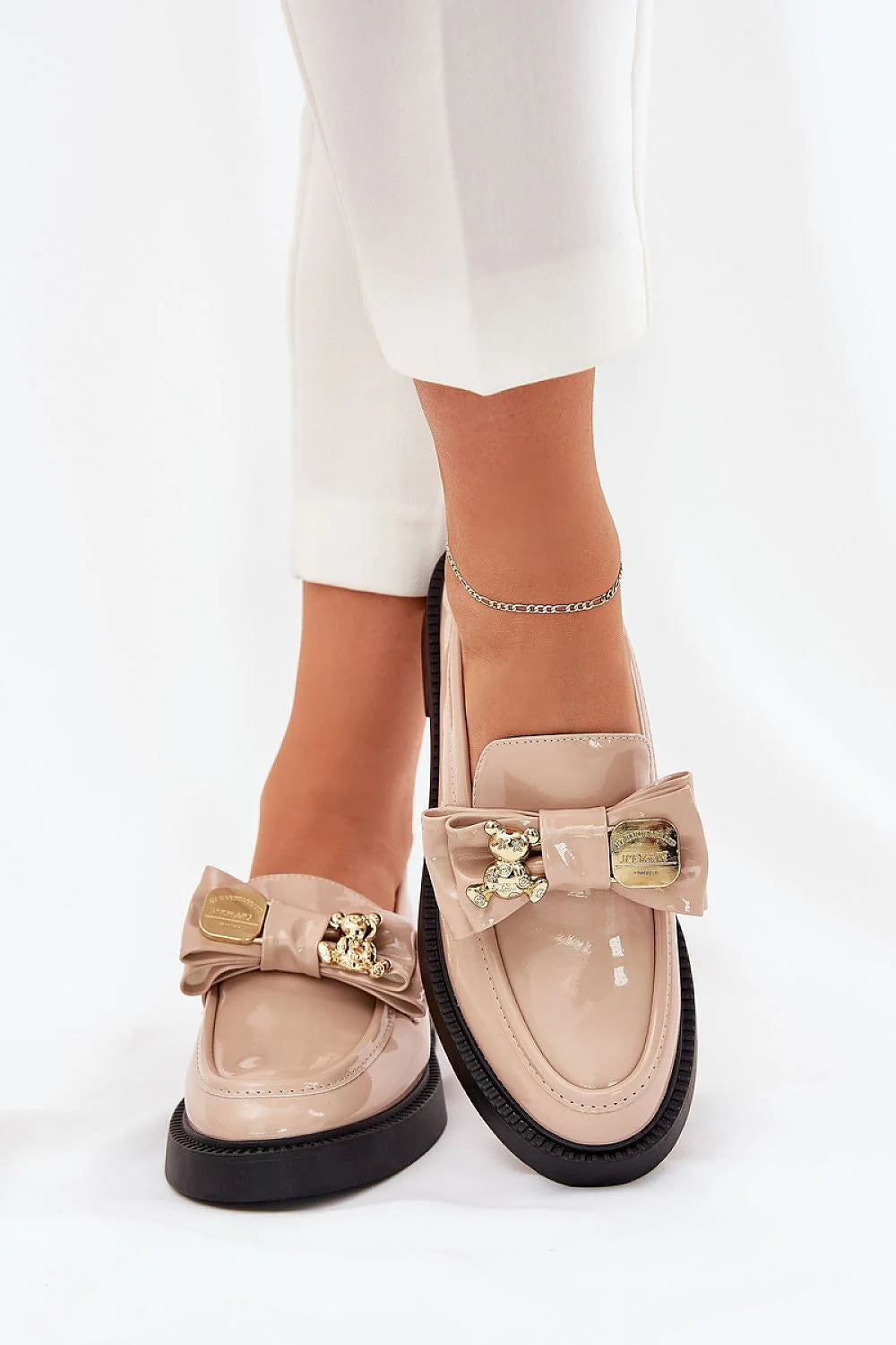 Mocassins femmes design moderne élégant cuir artificiel beige nude semelle caoutchouc noir confortable occasionnels