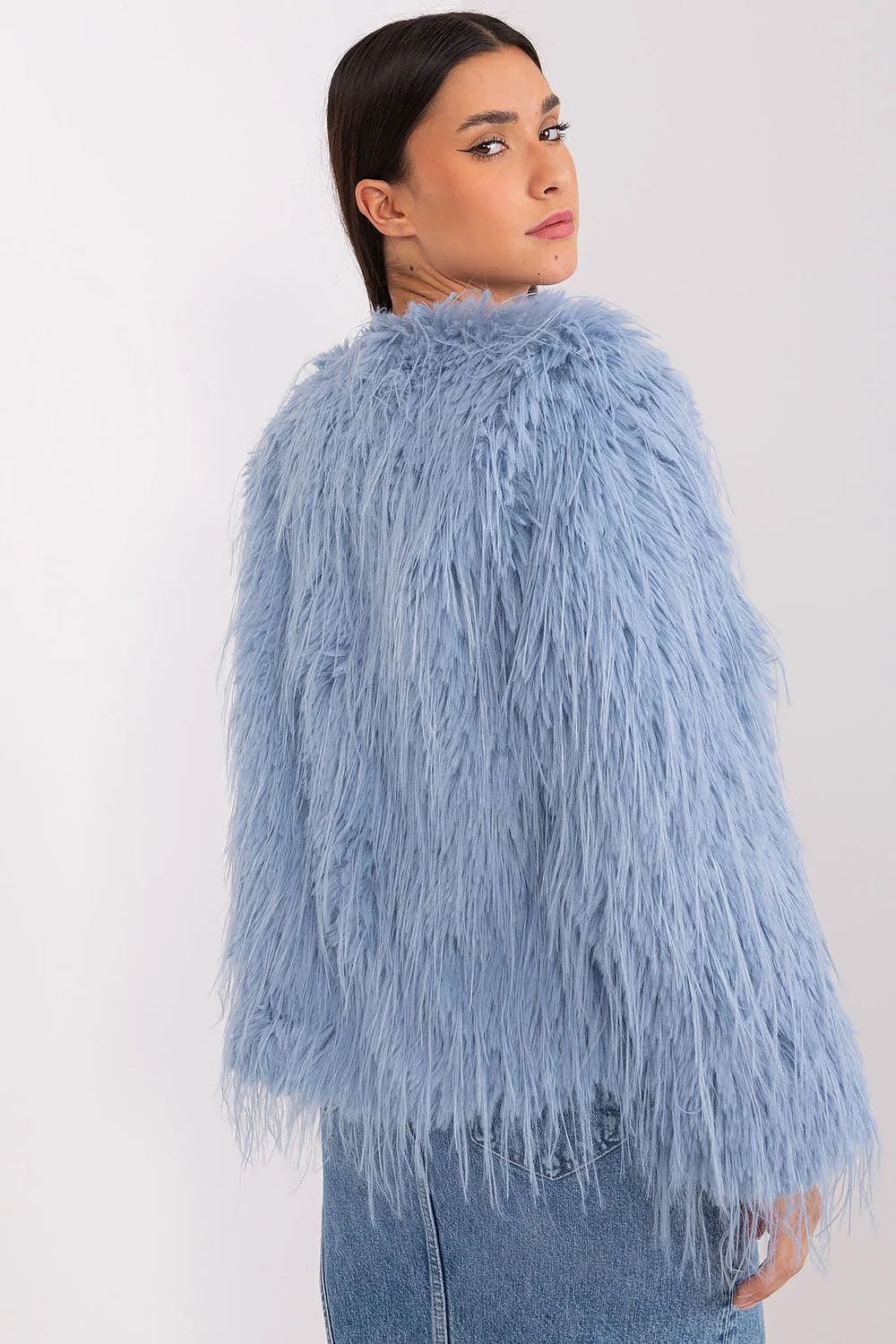 Veste en fausse fourrure bleu ciel pour femmes, design élégant, coupe droite, manches longues, doublure confortable, finitions luxueuses, occasion hiver automne printemps