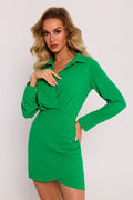 Robe de jour élégante en crêpe verte veste longues manches poignets larges dorés coupe ajustée asymétrique femme