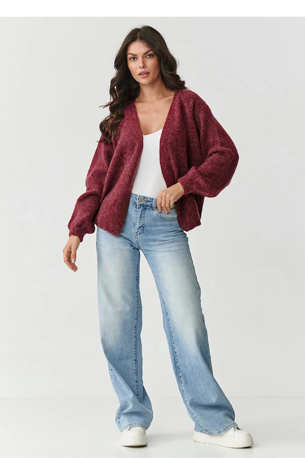 cardigan court femme oversize maille moelleuse bouclée duveteuse bordeaux violine col V manches ballon longues poignets côtelés hanches longueur mohair