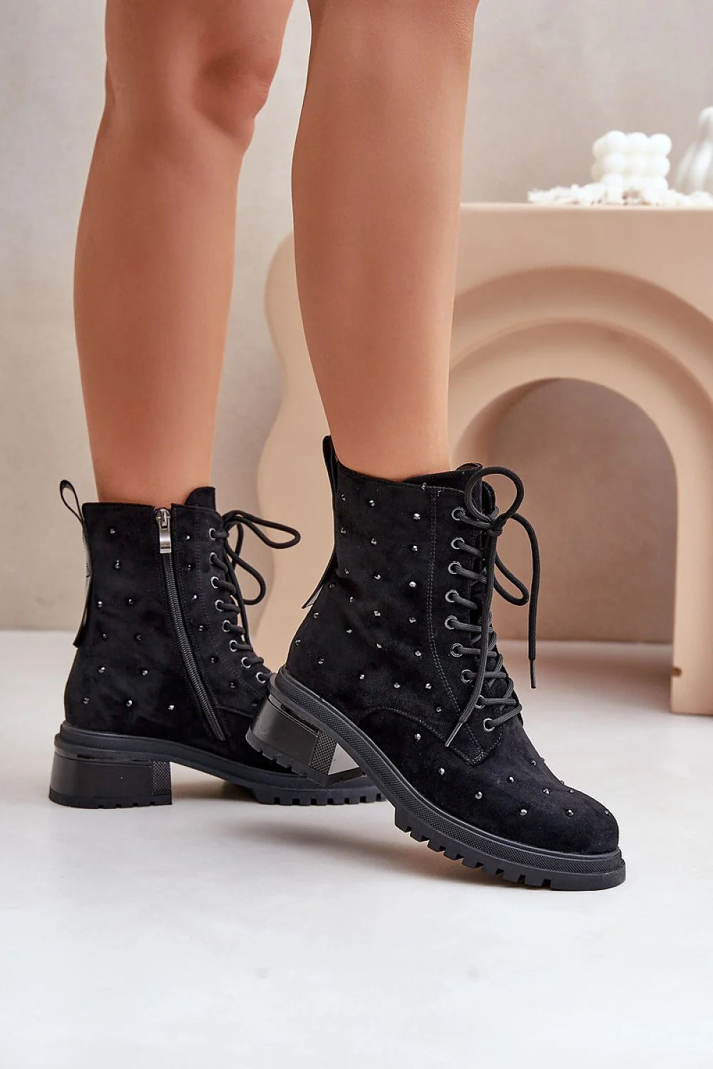 Bottines femmes design moderne élégant cuir suédé écologique détails clous métalliques fermeture éclair et lacets talon plat polyvalent automne-hiver