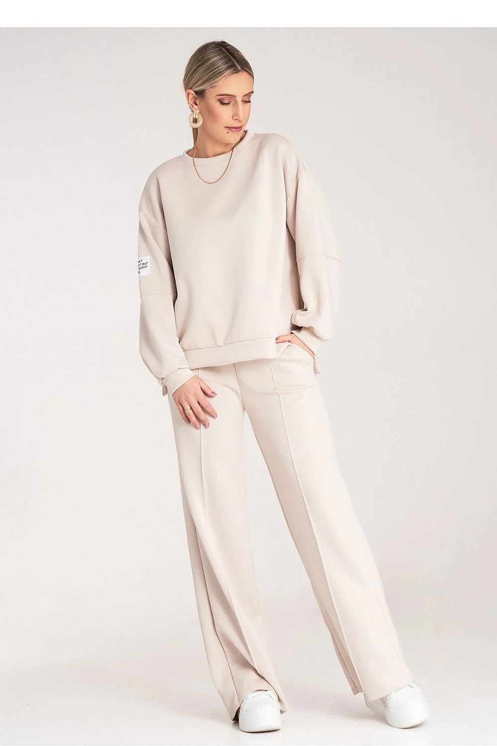 ensemble loungewear femme sweat oversize col rond pantalon large beige nude coordonnée deux pièces tissu épais doux structuré décontractée élégante