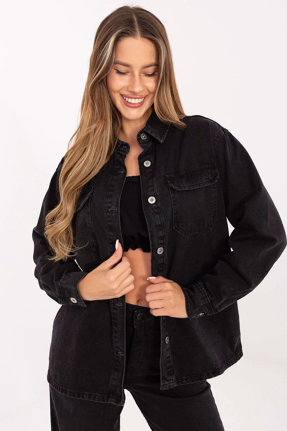 Veste en denim noire classique pour femme, style casual chic, coupe droite, manches longues, boutons métalliques, poches poitrine, 100% coton, durabilité et confort