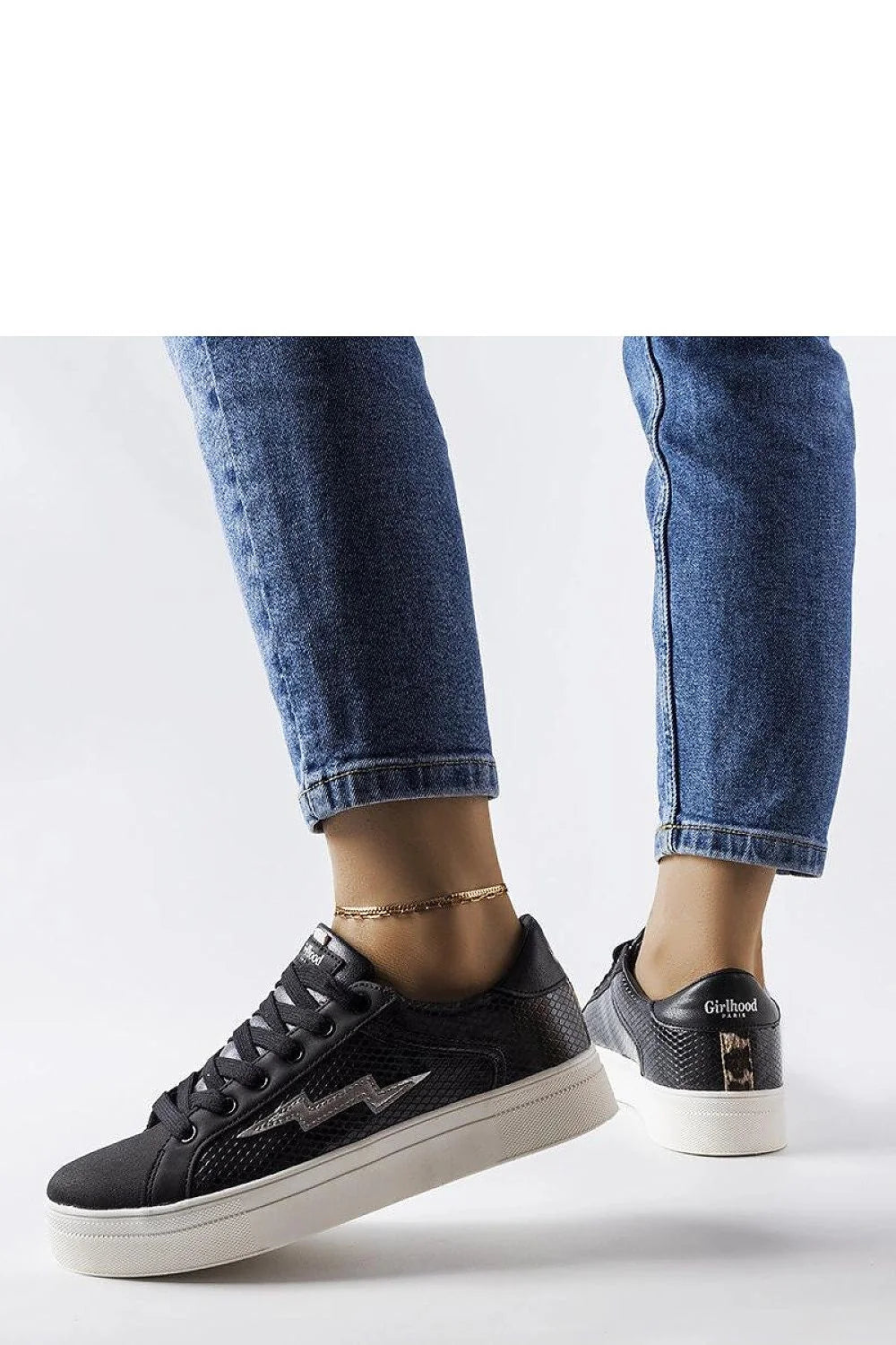 Baskets femmes style sportif urbain moderne basse tissu noir motif gris semelle blanche amorti confortable lacets ajustables