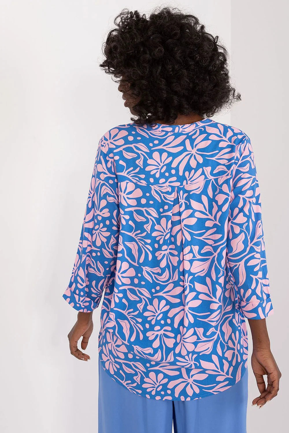 Chemisier pour femme avec motif floral abstrait, col V, manches 3/4, tissu doux en viscose, style décontracté, couleur bleu vif et rose pâle