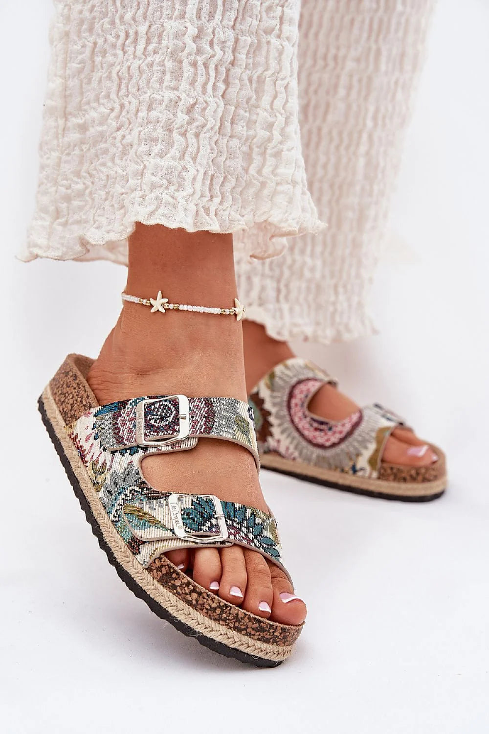Sandales femmes Lee Cooper design bohème artisanal matériaux éco-responsables semelle cork tressée motifs floraux géométriques ajustables