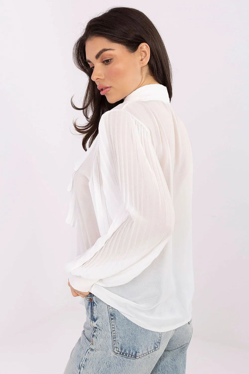 chemise blanche mousseline plissée semi transparente col lavallière noué plastron plissé nœud avant manches longues bouffantes boutonnée volants superposés fluide