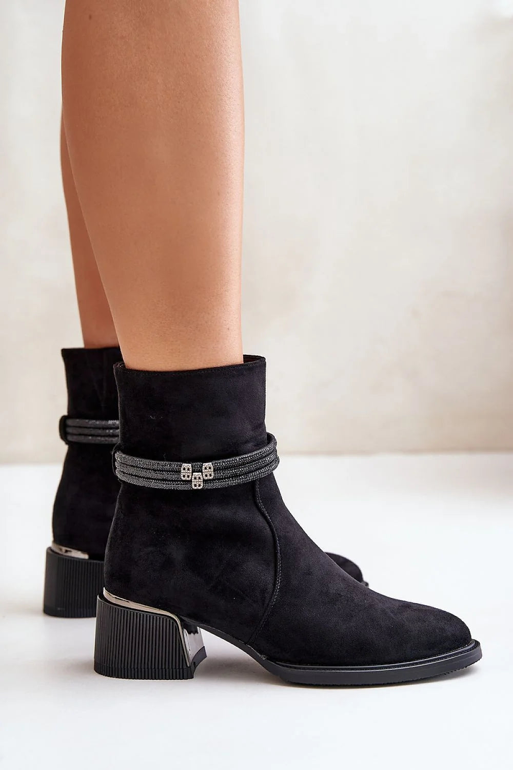 Bottines femmes design moderne élégant daim noir talon bloc coupe cheville confortable finitions luxueuses