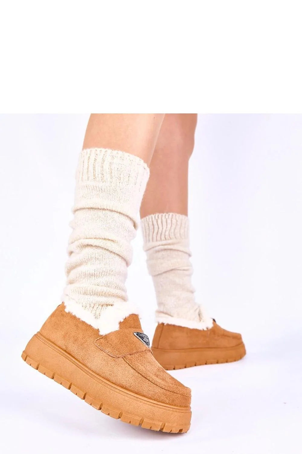 mocassins beige foncé suédine doublure fourrure intérieure bord roulotté semelle plateforme crantée antidérapante hauteur quatre centimètres silhouette affinée