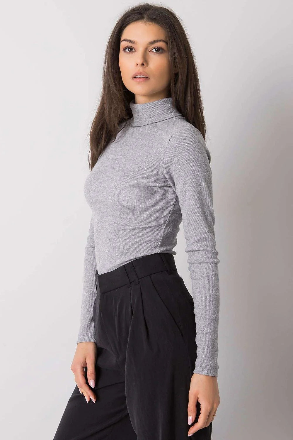 Haut à col roulé élégant pour femme en maille fine, couleur rouge audacieuse, coupe ajustée, manches longues, fabrication de qualité, idéal pour tenues sophistiquées