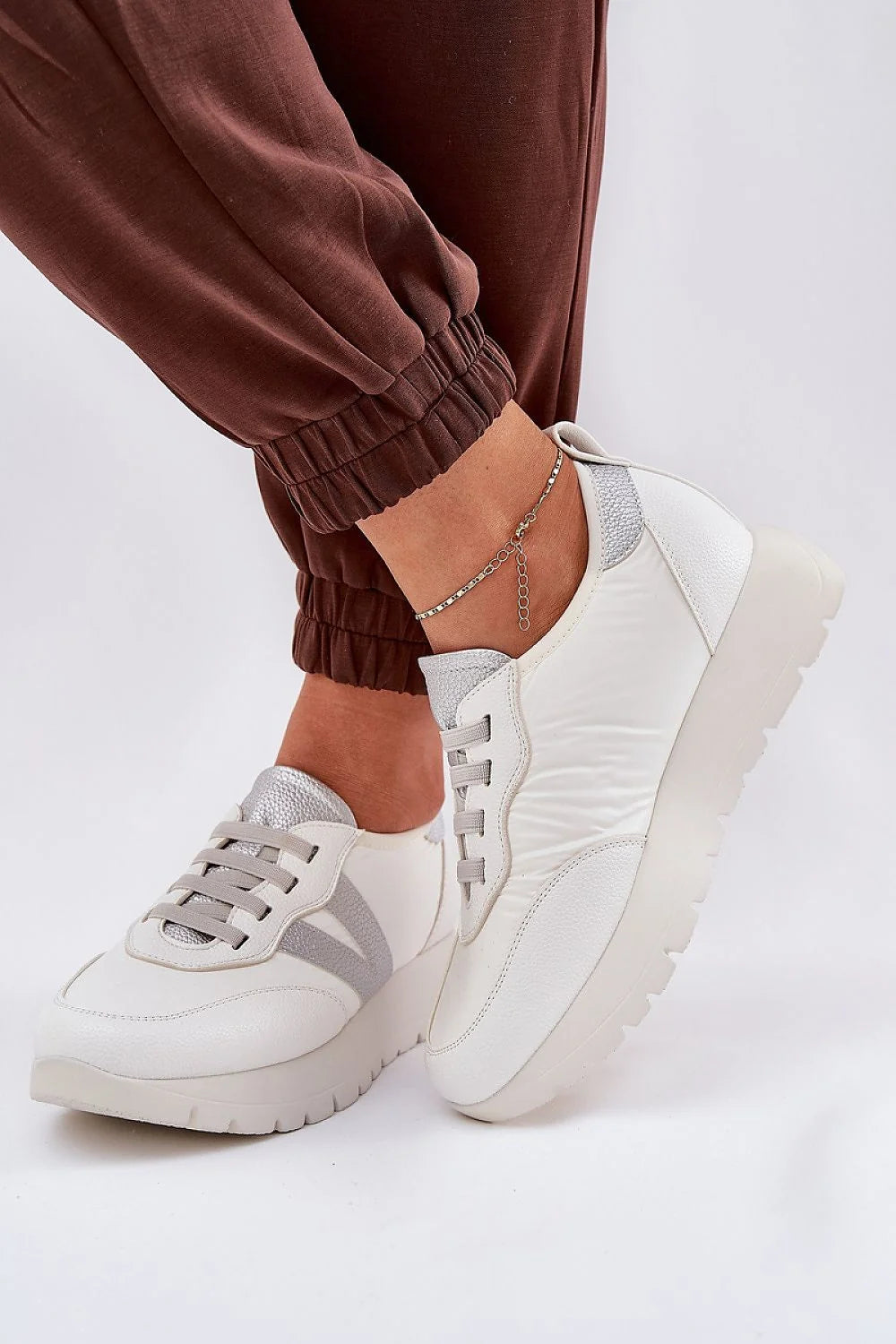 sneakers basses femme blanc cassé semelle plateforme crantée silhouette chunky cuir synthétique métallisé argenté lacets classiques col rembourré