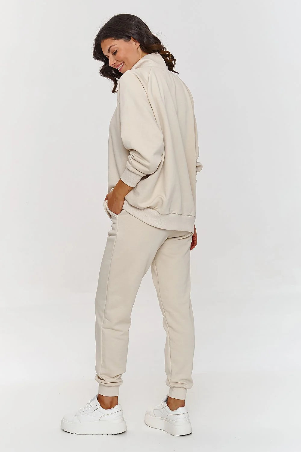 Ensemble Makadamia pour femme, sweat-shirt et pantalon survêtement, style minimaliste, couleur beige clair, tissu coton polyester, coupe ample, fermeture boutons-pression, finitions côtelées