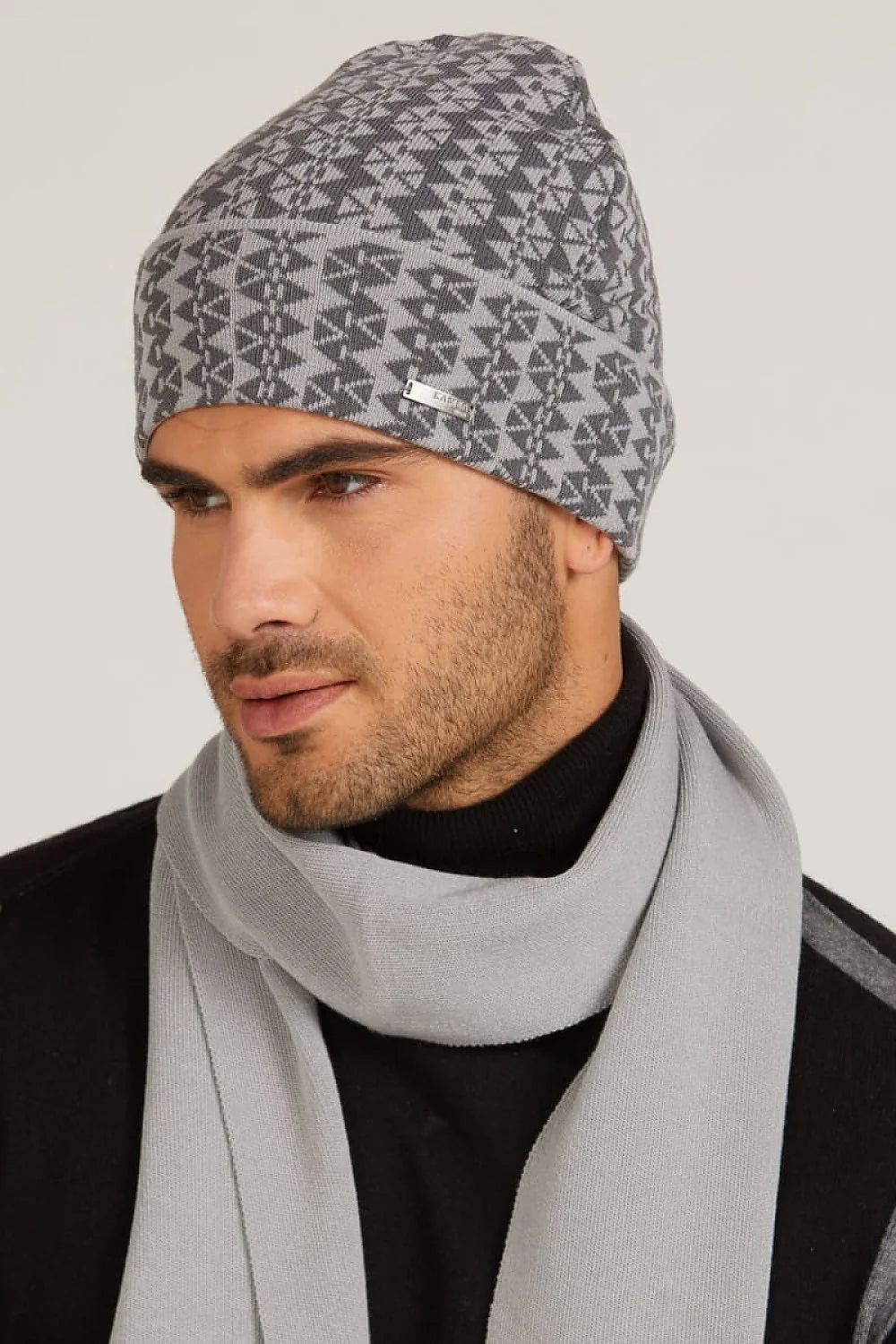 Bonnet Kamea en viscose soyeuse pour femme, style élégant, motif bicolor, revers original, accessoire mode, look sophistiqué, écharpe assortie