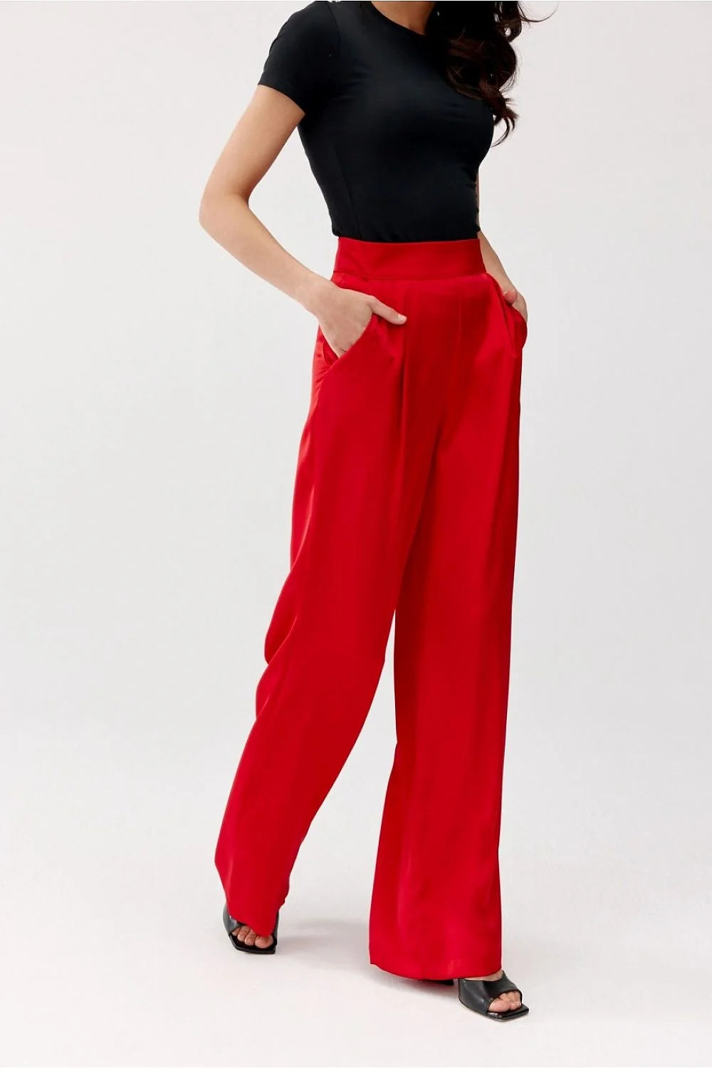 Ensemble féminin élégant rouge vif blouse col rond manches trois-quarts pantalon taille haute coupe large