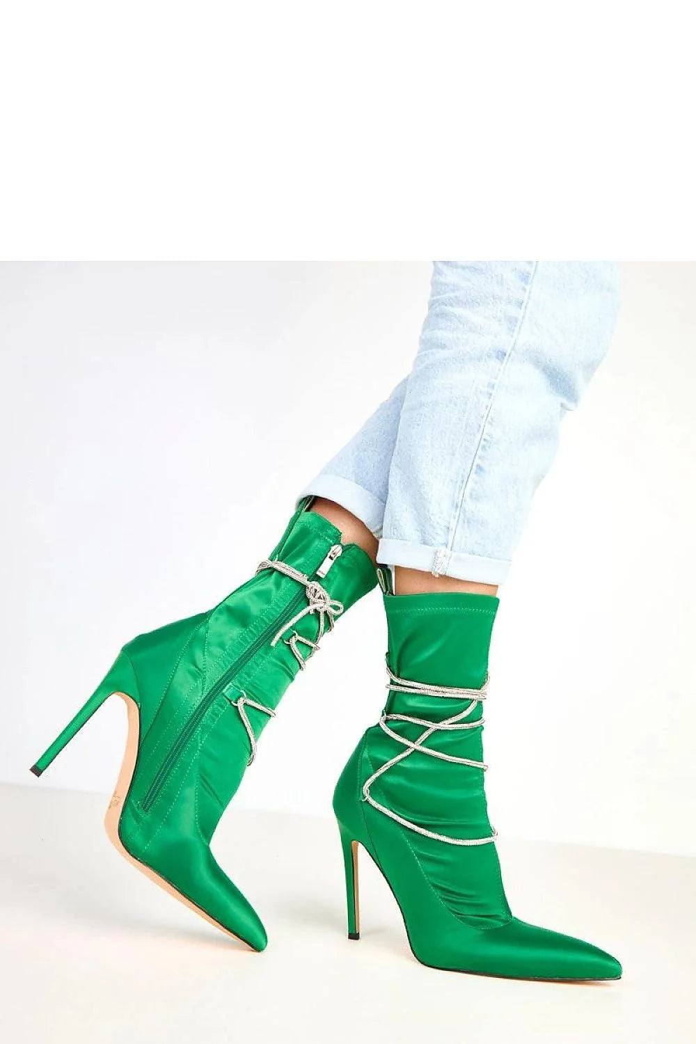 bottines femme satin vert émeraude bout pointu talon aiguilles 12cm tige 21cm zip latéral lacets zircons brillantes couture