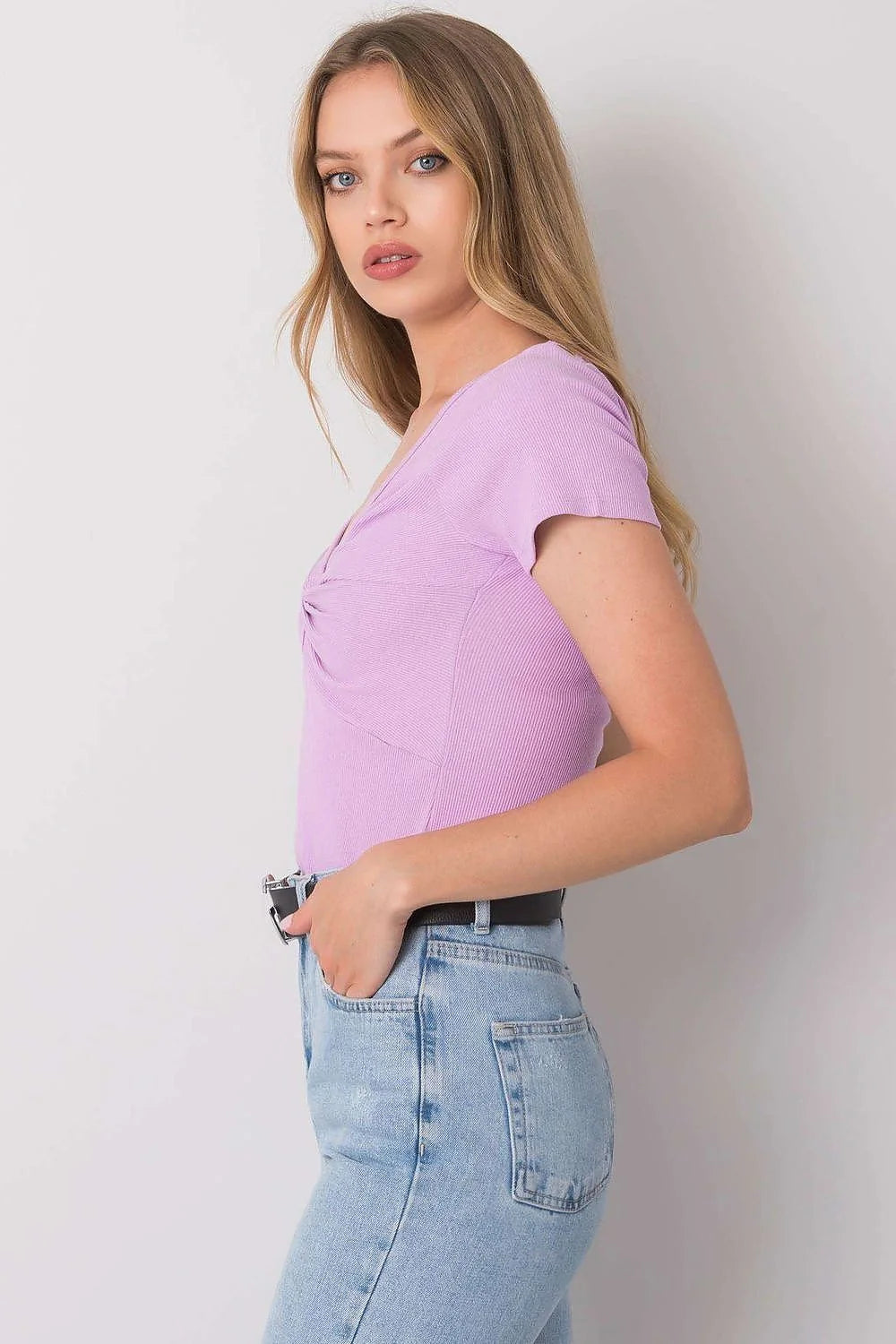 chemisier calben féminin moderne élégant col v drapé torsadé poitrine manches courtes côtelé lilas pastel ajusté stretch coton