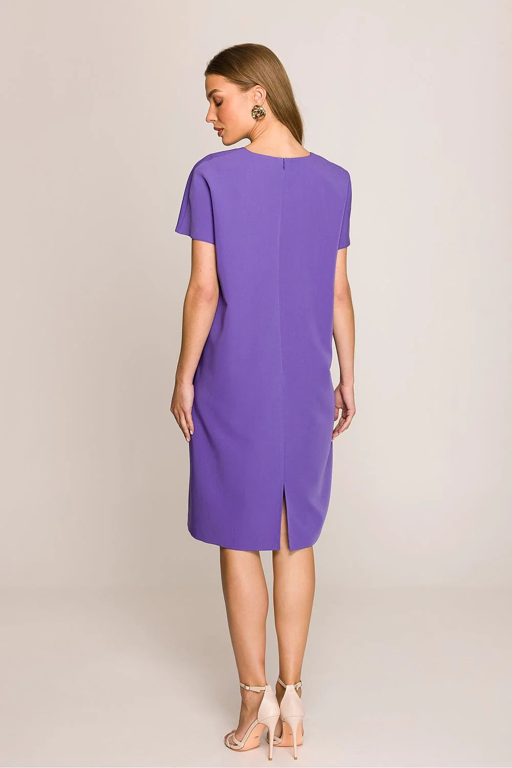 robe jour féminine élégante coupe droite manches courtes col V violette vive genou fluide mate minimaliste polyvalente confortable sophistiquée soignée