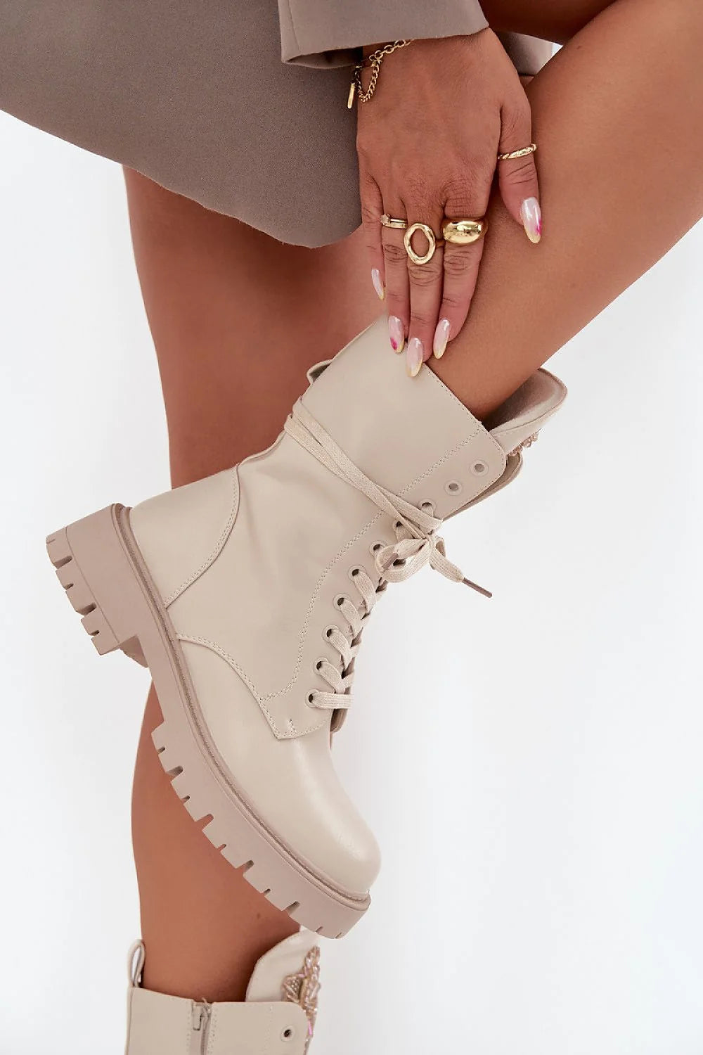 bottines rangers beige similicuir écologique doublure fourrure synthétique chaudes confortables zip latéral lacets semelle crantée talon bloc brodé doré