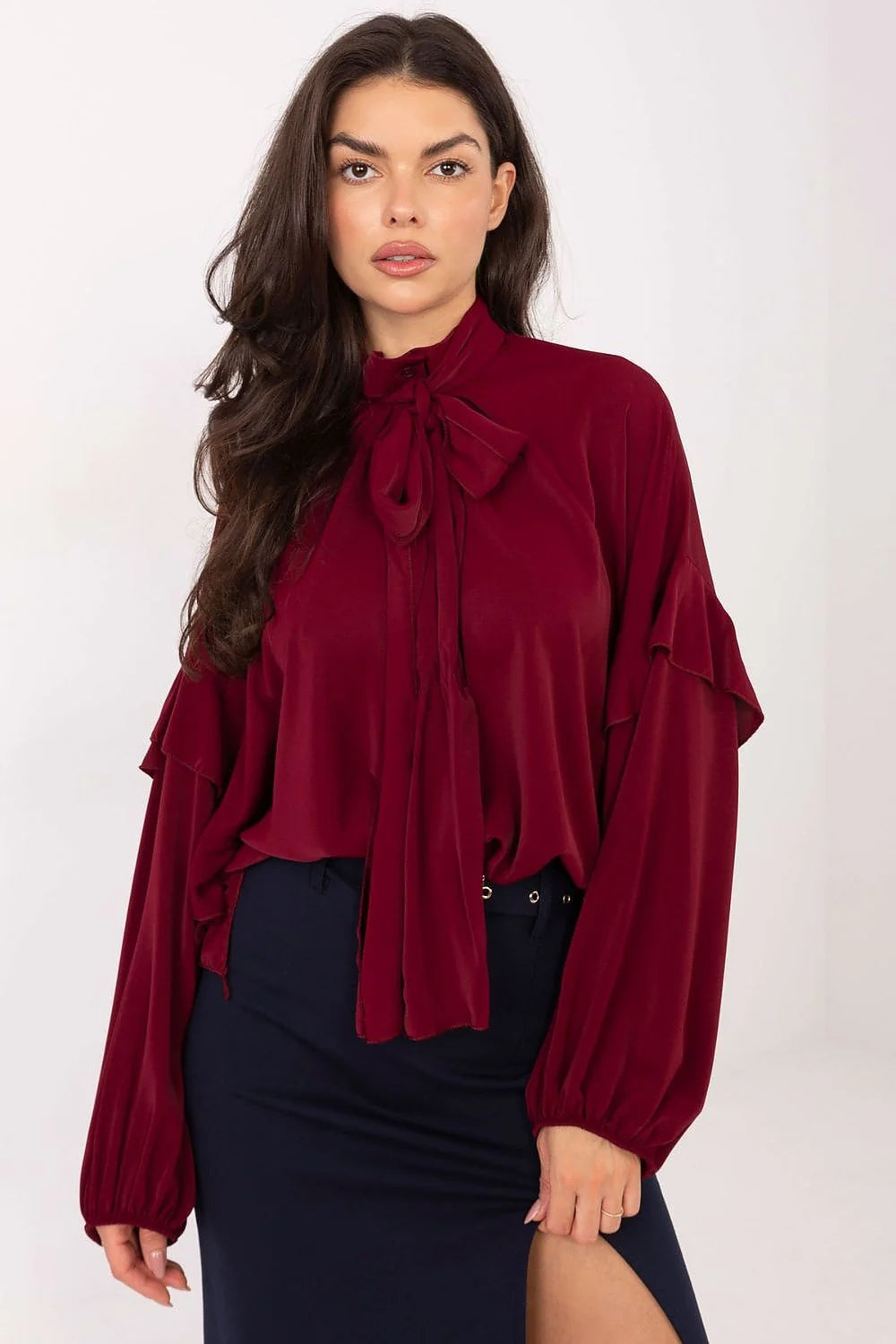 chemise femme col lavallière nouée bordeaux coupe ample manches longues ballon bouffantes volants superposés épaules tissu fluide satin poignets resserrés