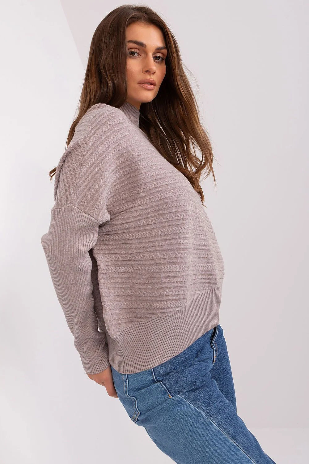 Pull-over femme moderne confortable coupe ample col montant manches longues tissu texturé couleur taupe