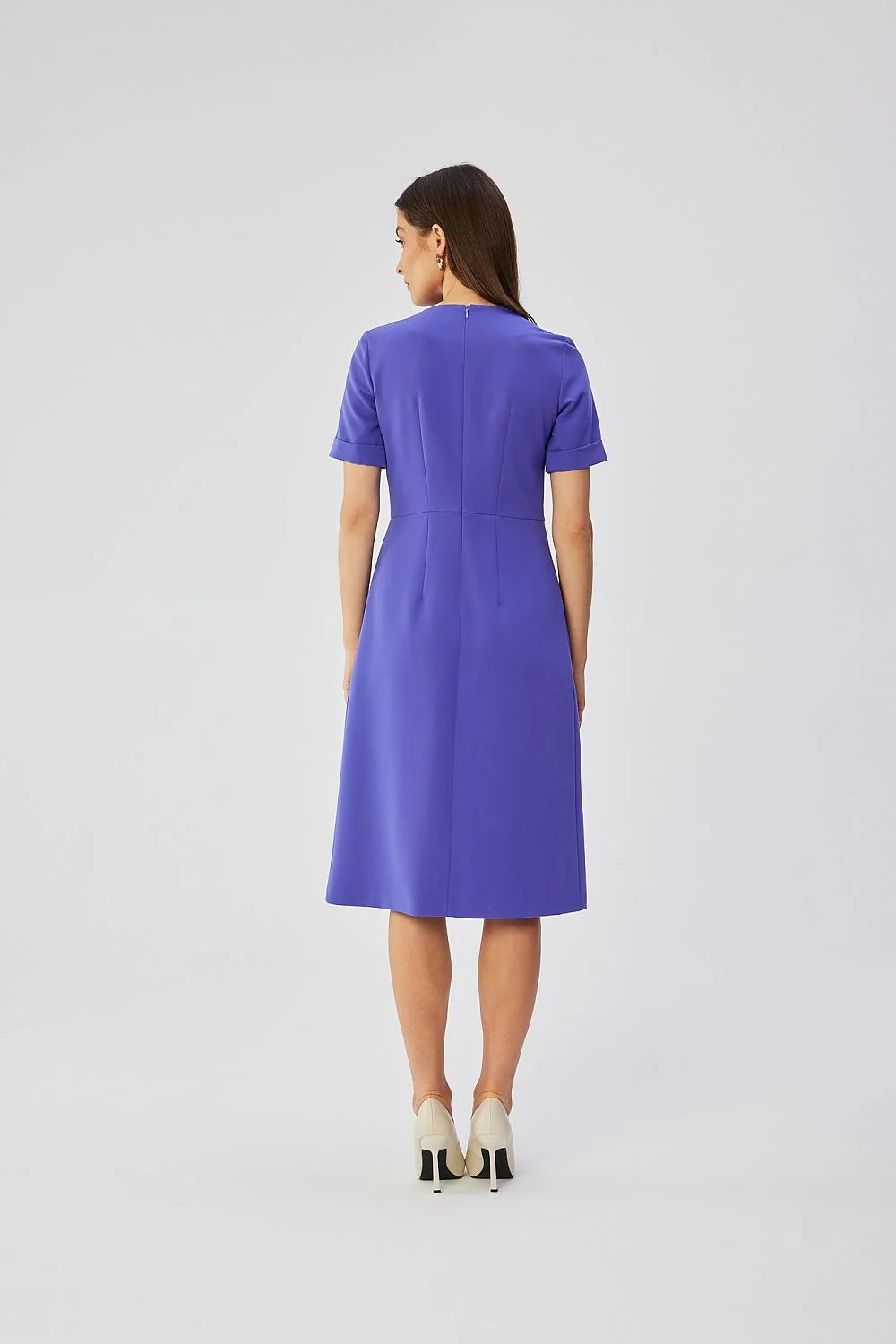 Robe cocktail Stylove élégante mi-longue manches courtes col rond silhouette droite et évasée tissu structuré bleu violet intense femme