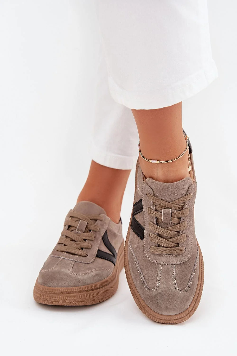baskets femme compensées suède taupe plateforme épaisse caoutchouc gum lacets assortis empiècement noir V coutures apparentes col rembourré maintien confortable