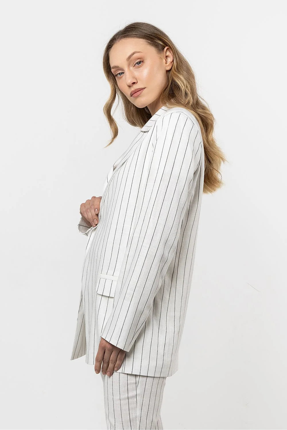 Veste blazer AWAMA en lin rayures verticales blanc cassé noir coupe longue ajustée femmes