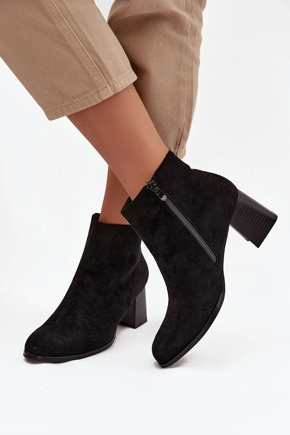 bottines cheville femme suédine noires bout légèrement effilé talon bloc moyen stable confortable fermeture éclair latérale finition veloutée