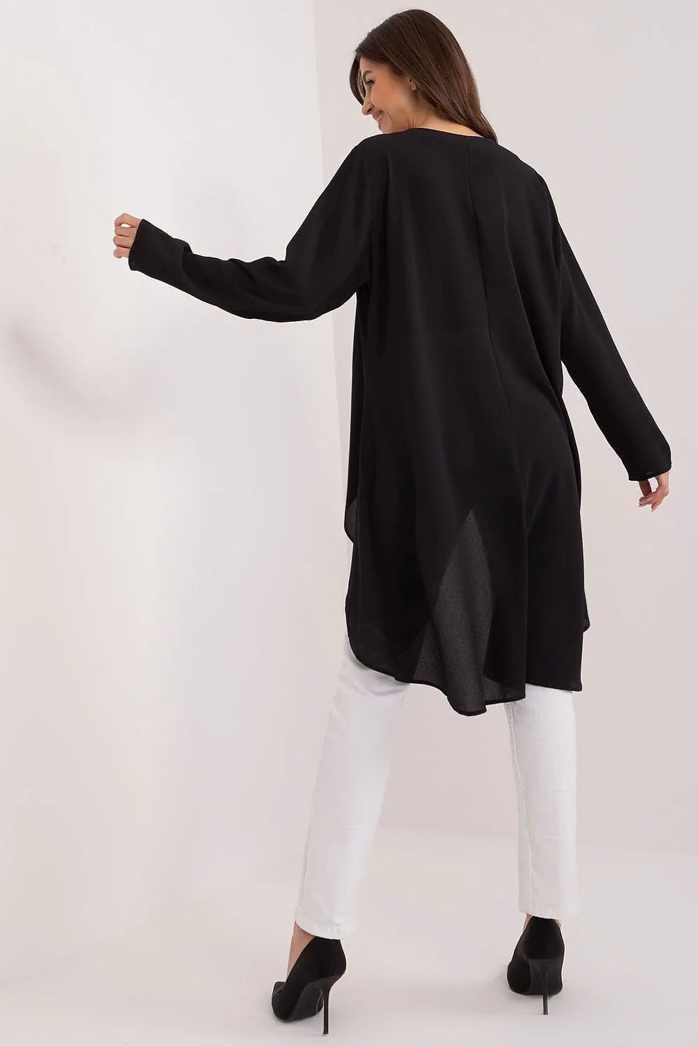 Ensemble vêtements femme tunique longue asymétrique noire pantalon blanc slim fit fente cheville matériau doux occasion semi-formelle