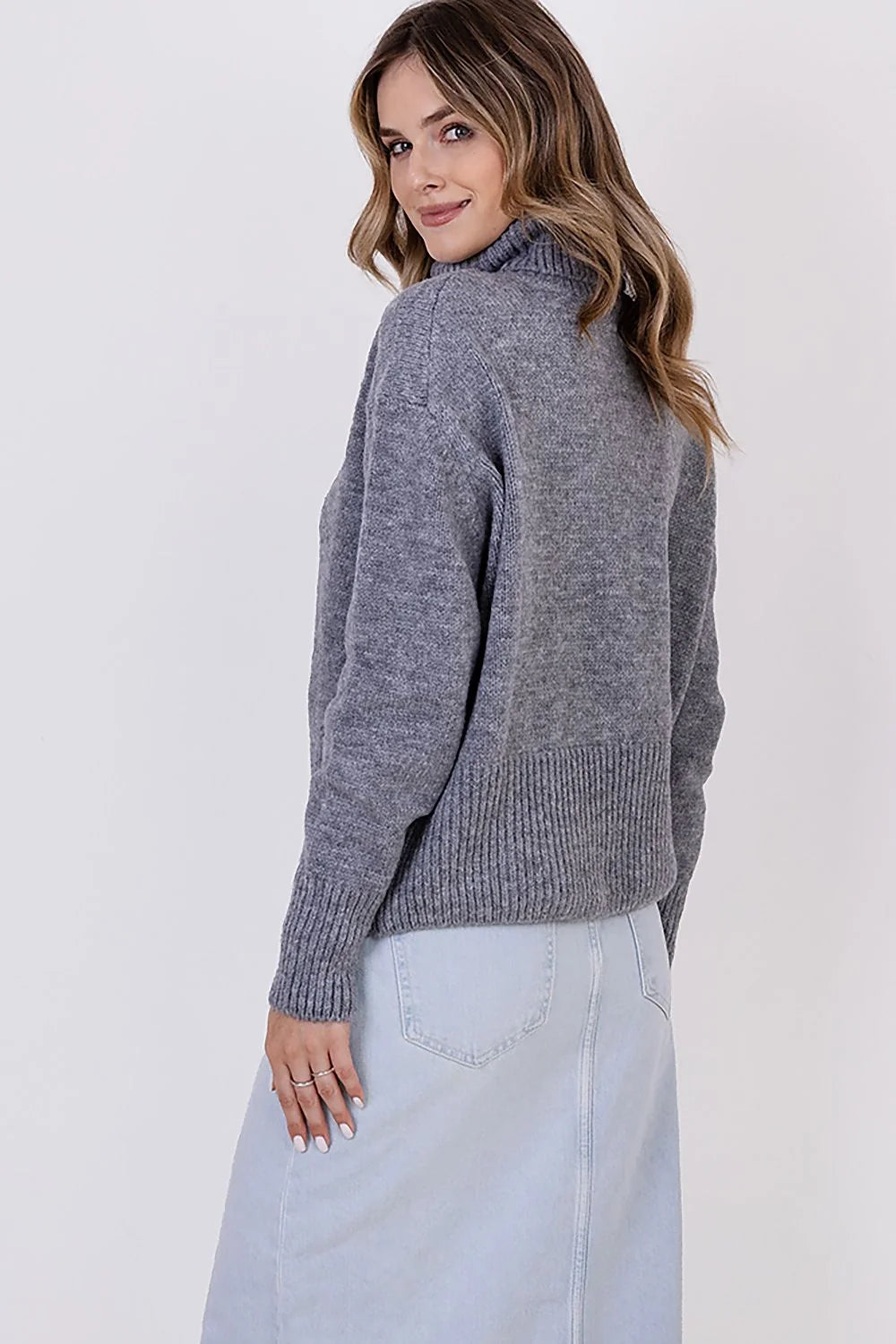 Pull col roulé classique pour femme, tricot maille, gris chiné, coupe ajustée, manches longues, finitions côtelées, idéal pour quotidien ou soirées décontractées