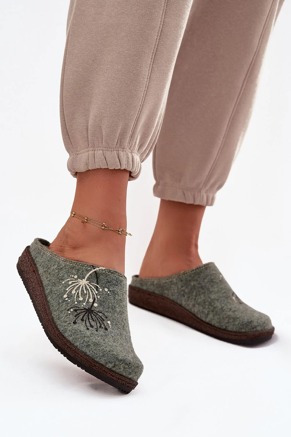 chaussons femme feutre gris vert bout large arrondi dos semi ouvert broderie florale crème brun perles semelle crantée