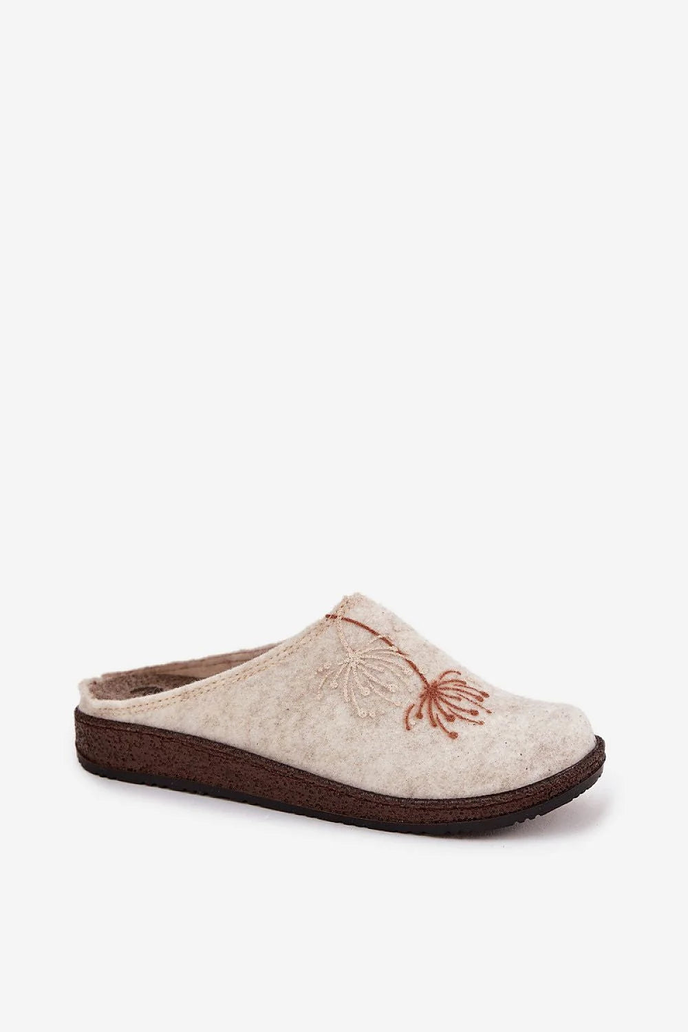 chaussons femmes feutrés écru laine artisanaux broderie florale bout fermé enfilage facile semelle intérieure rembourrée antidérapante marron maintien chaleur confort