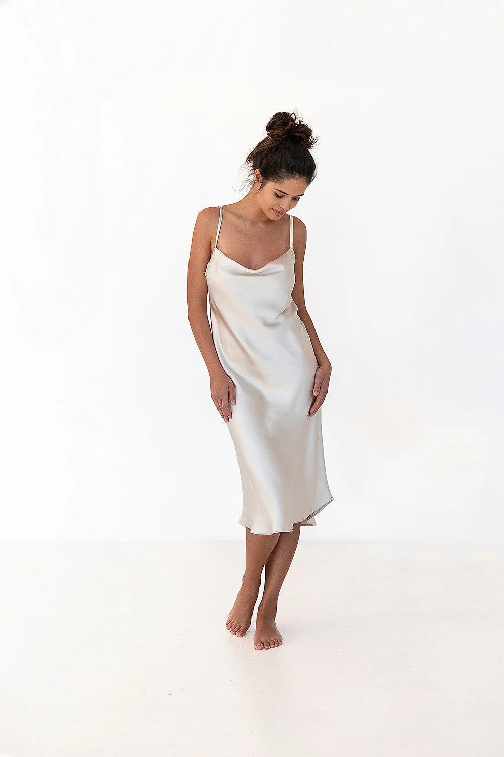 Chemise de nuit femme en satin high-tech sensis bretelles fines décolleté drapé longueur midi couleur ivoire matériau luxueux polyester spandex taille ajustable