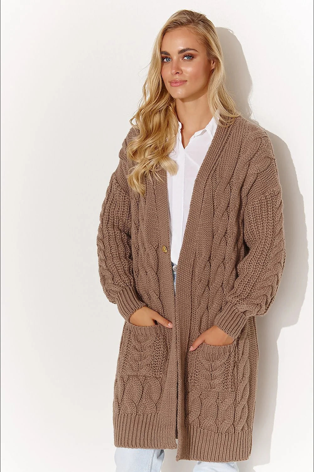 cardigan long tricoté torsadé oversize mi cuisses encolure V bouton doré manches bouffantes poches plaquées cosy chaud taupe élégant confortable